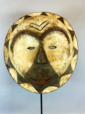 Eket - 210955 - Old & Tribal used African round mask from Eket - Nigeria. verkocht voor € 65!