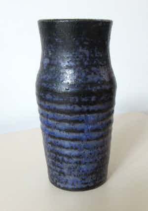 Mobach Keramiek - Paars - zwarte steengoed vaas - 100 jarig bestaan Utrechtse Gem. Gasvoorziening verkocht voor € 24!