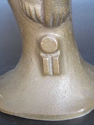 Brons (Onbekend) - Zittende vrouw op handen gedragen. kopen? Bied vanaf 75!