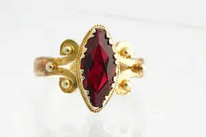 123 - Klassiek model ovalen 14 Krt geel gouden ring met rode edelsteen kopen? Bied vanaf 110!