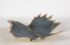 Carla van Ouwenaller - Aardewerk, Lot van drie schalen in de vorm van bladeren kopen? Bied vanaf 35!