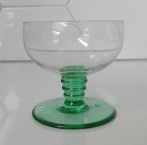 Niet of onleesbaar gesigneerd - Vier Belgische art deco glaasjes met Anna groene stok en voet kopen? Bied vanaf 10!