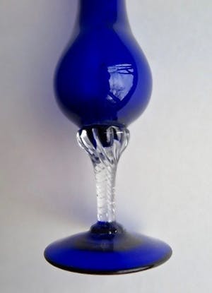 Niet of onleesbaar gesigneerd - Twee sierlijke vaasjes op geslepen stengel - Gekleurd glas kopen? Bied vanaf 1!