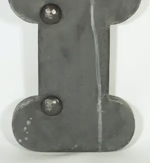 Peer Veneman - Wandsculptuur van lood en hout, Kruis kopen? Bied vanaf 200!