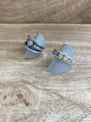 Een Lotje van vier zilveren ringen met kleurstenen en zirkonia kopen? Bied vanaf 49!