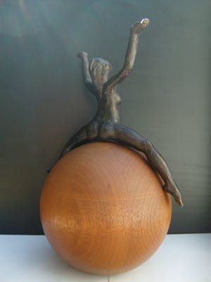 Brons (Onbekend) - Zwanger naakt op houten bol. kopen? Bied vanaf 125!