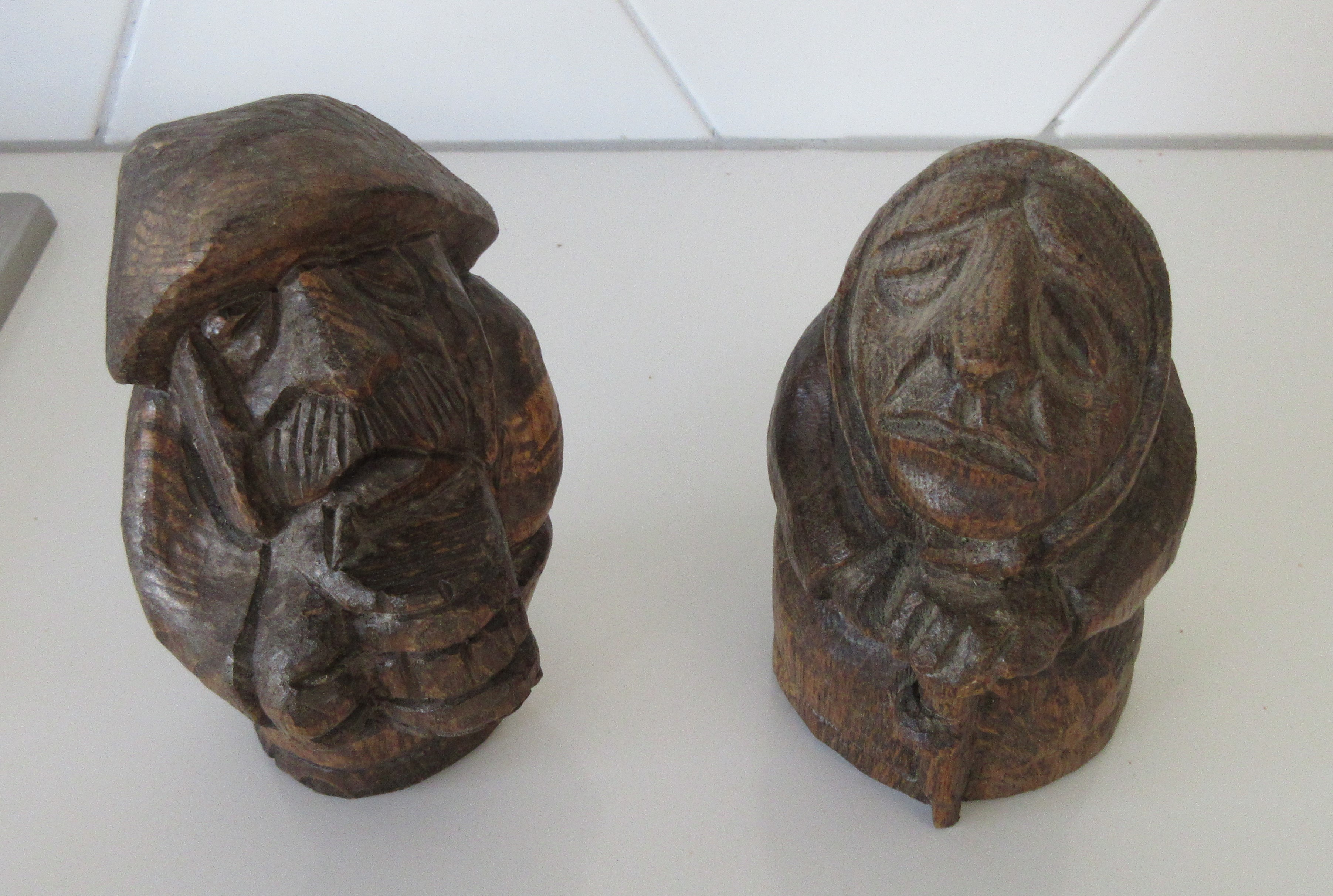 Niet of onleesbaar gesigneerd - Twee handgesneden houten Folk art figuurtjes  kopen? Bied vanaf 1!