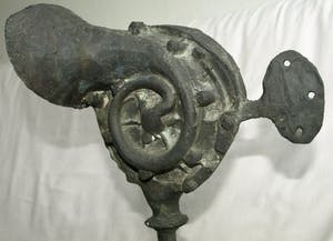 Niet of onleesbaar gesigneerd - Bronzen beeld op betonnen voet , "Autoclaxon" kopen? Bied vanaf 1!