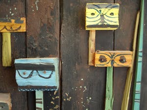 Niet of onleesbaar gesigneerd - Houten figuren op paneel van planken – Jaren ’50, Amsterdam kopen? Bied vanaf 1!