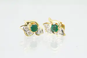 38 -  Paar elegante 14 Kt gouden en 0.30ct diamanten oorstekers - met smaragd kopen? Bied vanaf 80!