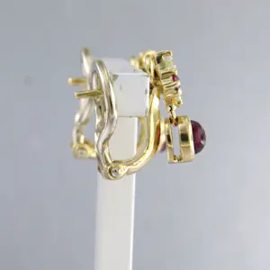 18k geel gouden oorhangers met robijn en briljant geslepen diamant tot.0.08ct kopen? Bied vanaf 510!