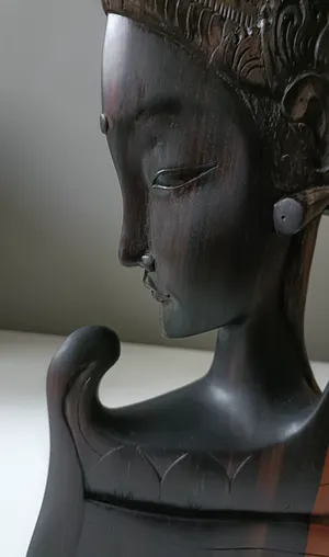 Niet of onleesbaar gesigneerd - Coromandel houten hoofd van Balinese danseres kopen? Bied vanaf 1!