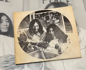 Laurens van Houten - John Lennon & Yoko Ono Bed Peace Amsterdam kopen? Bied vanaf 995!