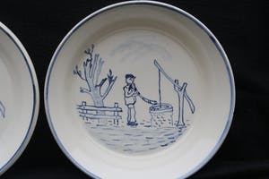 Niet of onleesbaar gesigneerd - Twee Prachtige Oud Hollandse Ronde Pap Borden met opstaande rand in Witte en Bla kopen? Bied vanaf 1!