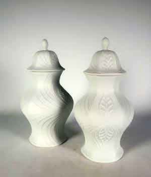 Niet of onleesbaar gesigneerd - Porselein, Twee dekselvaasjes verkocht voor € 1!