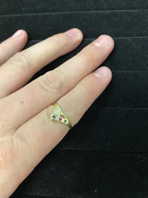 Geelgouden ring met robijn, saffier en smaragd kopen? Bied vanaf 80!