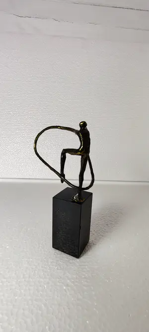 Niet of onleesbaar gesigneerd - Een prachtige bronzen beeldje gymnaste kopen? Bied vanaf 1!