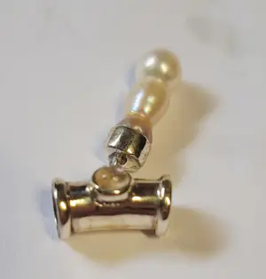 Zilveren hanger gezet met parel kopen? Bied vanaf 55!