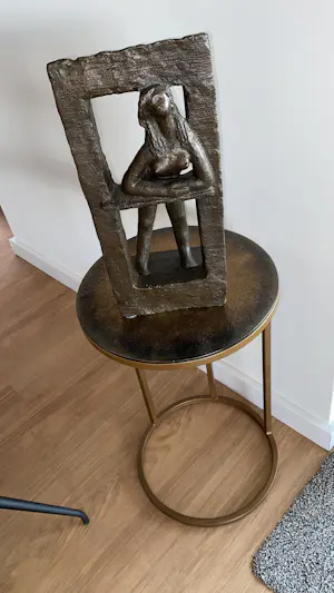 Theo Dobbelman - Meisje leunend van uit de openstaande deur kopen? Bied vanaf 1550!