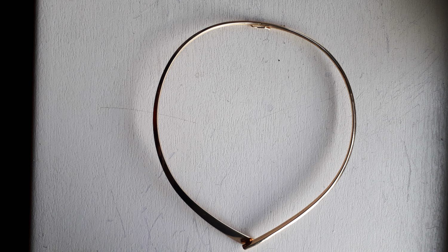 Gouden spang met scharnier kopen? Bied vanaf 1975!