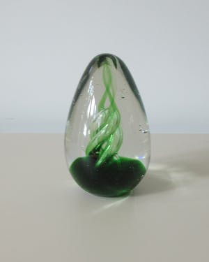 Siem van der Marel - Presse papier met groene slingers en luchtbellen kopen? Bied vanaf 37!