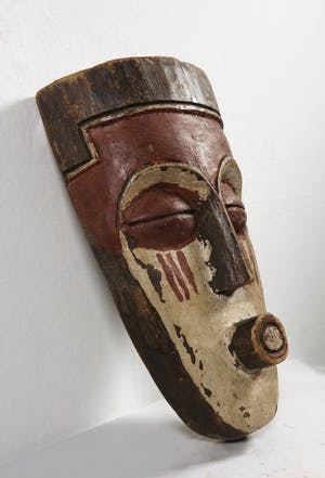 Pende - Oost-Kasai masker met ronde mond en kauri-vormige ogen met wit en rood pigment kopen? Bied vanaf 1!