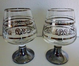 Niet of onleesbaar gesigneerd - Elegante decanter / karaf op voet met 6 cognac glazen met verzilverde decoratie. kopen? Bied vanaf 1!