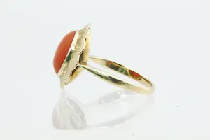 94 - Klassieke 14krt geelgouden ring met grote cabuchon geslepen bloedkoraal. kopen? Bied vanaf 90!