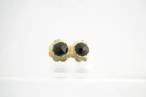Acheter118 - Klassieke set 14 karaats gouden Bloem oorstekers met donkere granaat? Enchérissez de 90!