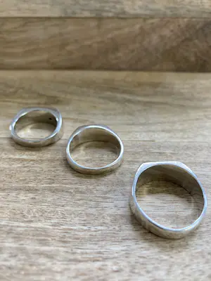 Een Lotje van drie zilveren ringen. Bewerkt, poli en bezet met een zirkonia kopen? Bied vanaf 39!