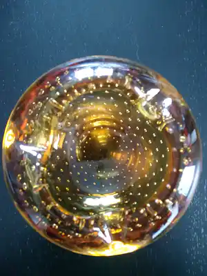 Niet of onleesbaar gesigneerd - Amberkleurige spijkerglas vintage asbak verkocht voor € 1!