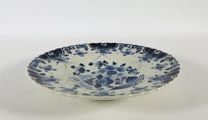 Kunstaardewerkfabriek Regina - Sierbord met floraal decor en geschulpte rand kopen? Bied vanaf 1!