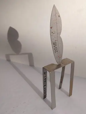 Klaas Gubbels - Lippen op tafel, dubbelgesigneerd metalen beeld (2015) kopen? Bied vanaf 195!