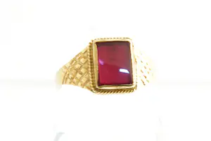 42- Mooi bewerkte 18krt gouden unisex ring met roze rode steen kopen? Bied vanaf 220!