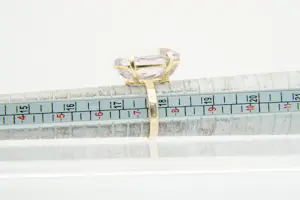 27 - Klassieke 18 Krt geel gouden ring met grote ovalen zeer licht roze Amethist kopen? Bied vanaf 210!