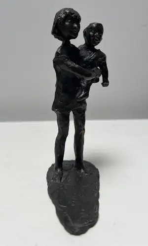 Corry Ammerlaan - Broznen sculptuur | Moeder en dochter kopen? Bied vanaf 20!