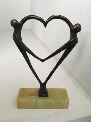 Corry Ammerlaan - Sculptuur “ Hart voor elkaar “ kopen? Bied vanaf 35!