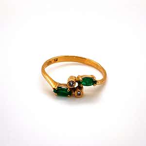 18kt gouden handgemaakte ring met diamant en smaragd maat 49,5(15,75) 1,53gr verkocht voor € 130!