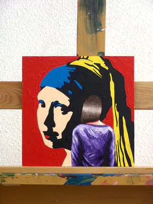 Gerard Boersma - Girl With Pearl Earring (Vrouw kijkend naar pop art portret meisje van Vermeer) kopen? Bied vanaf 75!