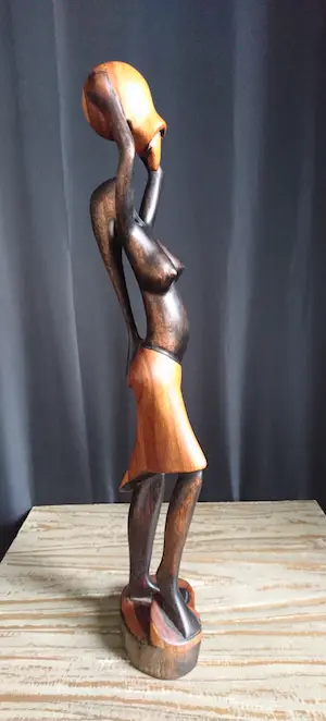 Niet of onleesbaar gesigneerd - Abstract houten beeld - Afrikaanse vrouw met kruik kopen? Bied vanaf 1!