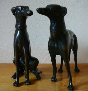 Brons (Onbekend) - Twee hondjes -gepatineerd brons circa 1950- kopen? Bied vanaf 50!