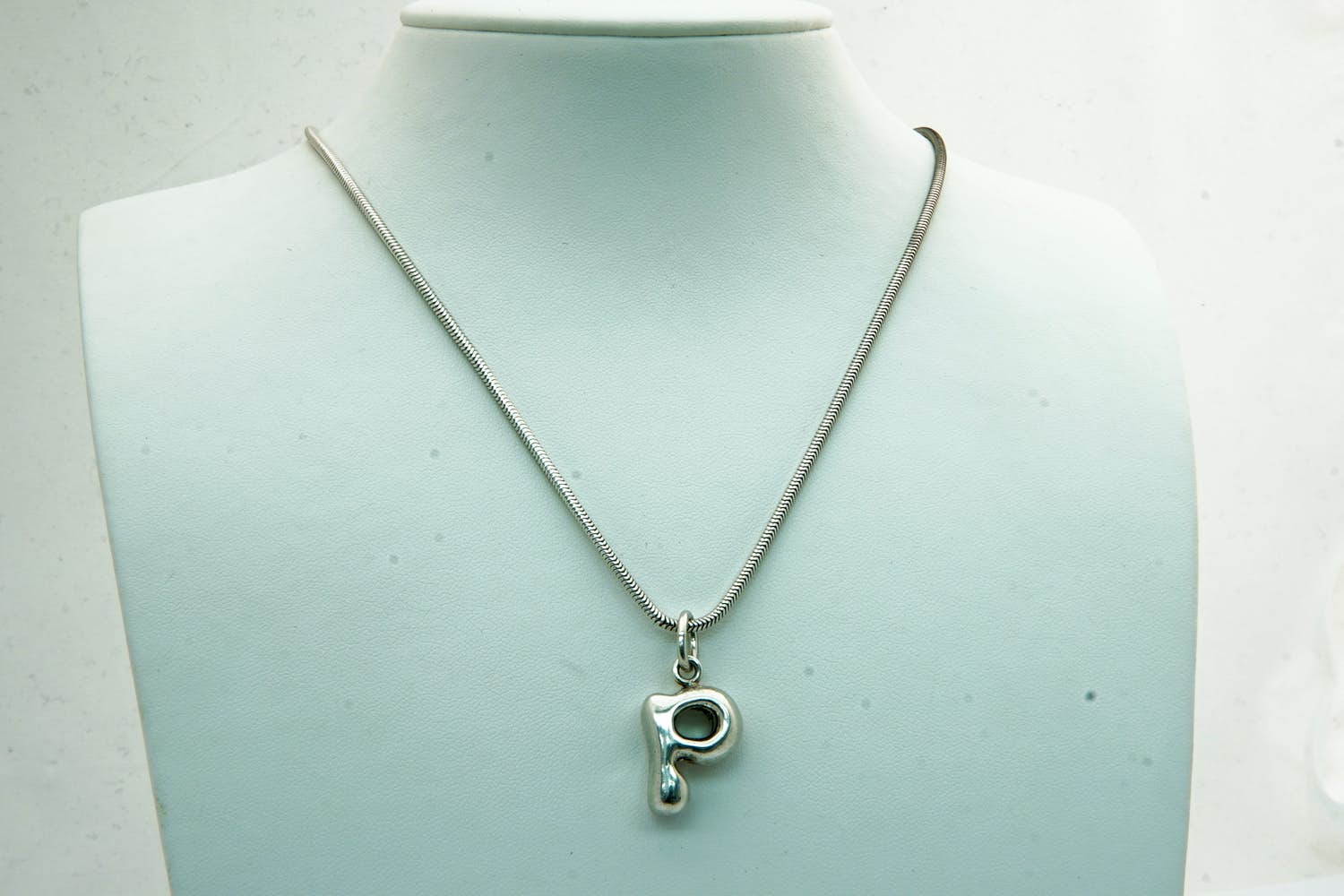 56 - Sierlijk 1e gehalte koord / slangen collier - met massieve letterhanger (P) kopen? Bied vanaf 65!