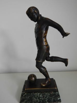 Niet of onleesbaar gesigneerd - Massief bronzen voetballer op marmeren voetstuk kopen? Bied vanaf 10!