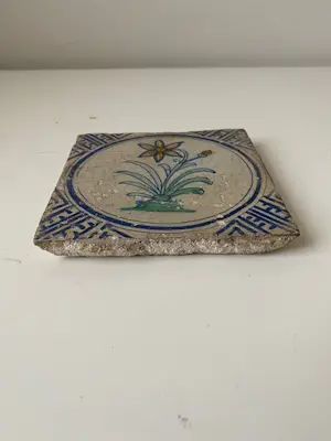Onbekend - Antieke tegel met afbeelding Narcis. Delft 17e eeuw kopen? Bied vanaf 50!