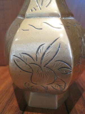 Brons (Onbekend) - Twee zeshoekige bronzen vaasjes. kopen? Bied vanaf 30!