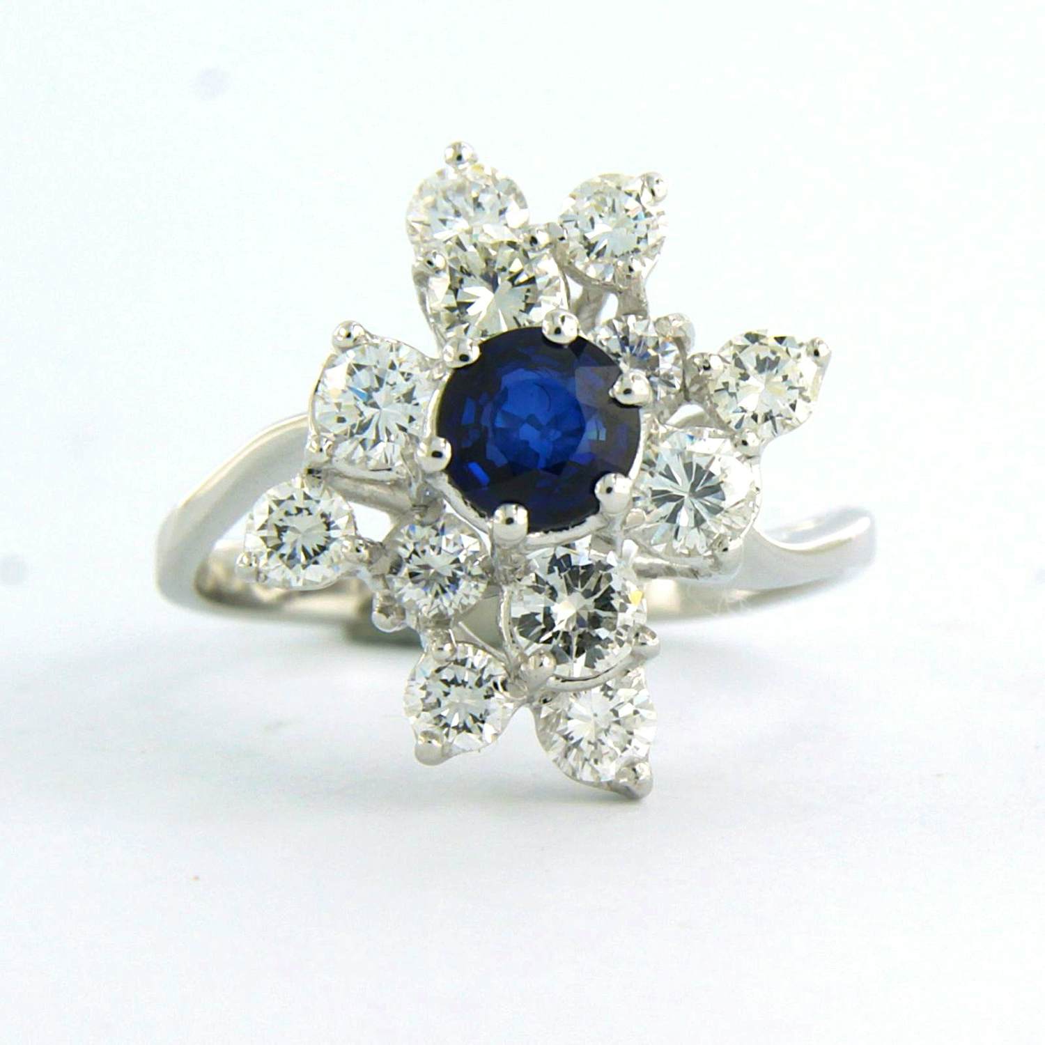 18k wit gouden ring bezet met saffier en briljant geslepen diamant 1.10 ct kopen? Bied vanaf 1100!