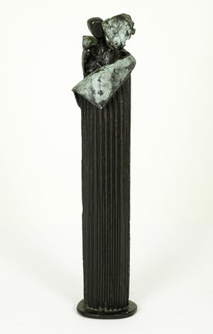 Renee van Leusden - Twee figuren in zuil 'Shelter' kopen? Bied vanaf 550!