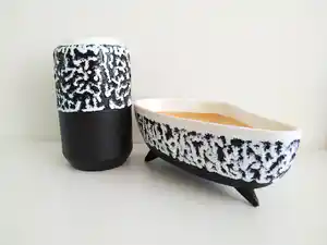 Niet of onleesbaar gesigneerd - super leuke vintage set in zwart - wit keramiek verkocht voor € 1!