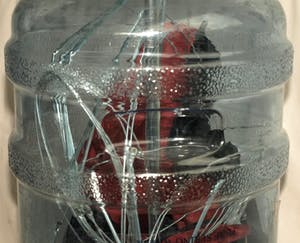 Niet of onleesbaar gesigneerd - Installatie-kunst , Paraplu + Watertank – ca 2003 kopen? Bied vanaf 1!