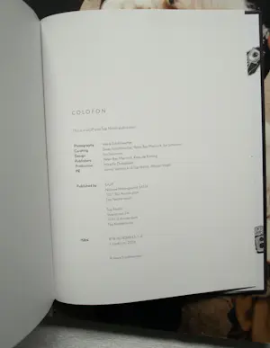 Henk Schiffmacher - Gesigneerde foto op dibond “Kinderen” + gesigneerd fotoboek kopen? Bied vanaf 200!